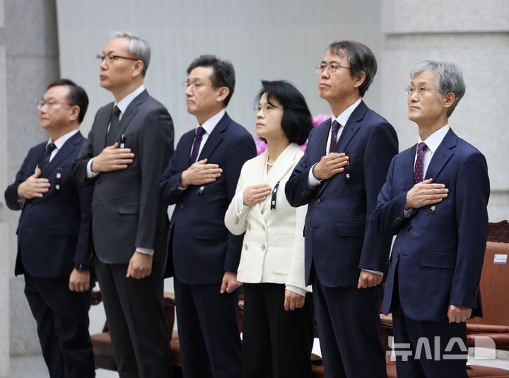 [서울=뉴시스] 김진아 기자 = 조희대(오른쪽) 대법원장이 2일 오전 서울 서초구 대법원에서 열린 시무식에 대법관들과 국민의례를 하고 있다. 2025.01.02. bluesoda@newsis.com