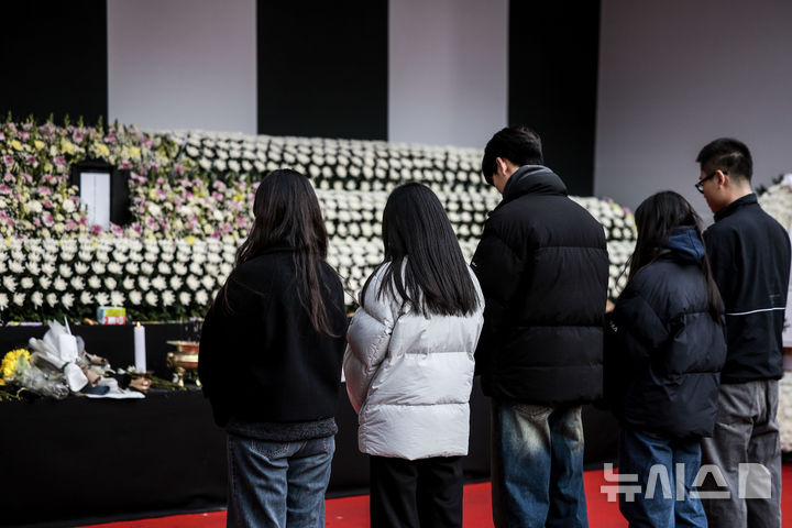 [서울=뉴시스] 정병혁 기자 = 2일 서울 중구 서울시청 앞에 마련된 제주항공 여객기 사고 희생자 합동분향소에서 조문객들이 헌화하고 있다. 2025.01.02. jhope@newsis.com