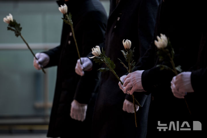 [서울=뉴시스] 정병혁 기자 = 2일 서울 중구 서울시청 앞에 마련된 제주항공 여객기 사고 희생자 합동분향소에서 조문객들이 헌화하고 있다. 2025.01.02. jhope@newsis.com