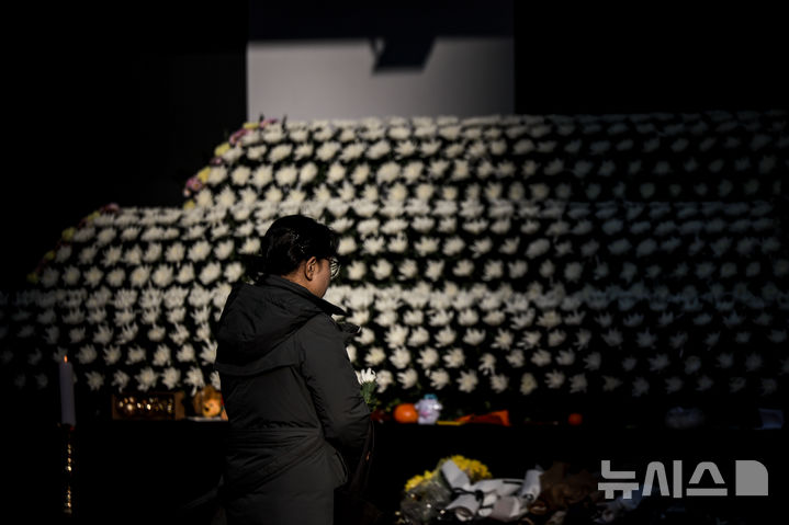 [서울=뉴시스] 정병혁 기자 = 2일 서울 중구 서울시청 앞에 마련된 제주항공 여객기 사고 희생자 합동분향소에서 조문객들이 헌화하고 있다. 2025.01.02. jhope@newsis.com