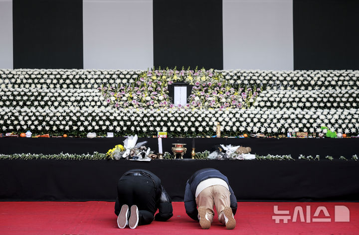 [서울=뉴시스] 정병혁 기자 = 2일 서울 중구 서울시청 앞에 마련된 제주항공 여객기 사고 희생자 합동분향소에서 조문객들이 헌화하고 있다. 2025.01.02. jhope@newsis.com