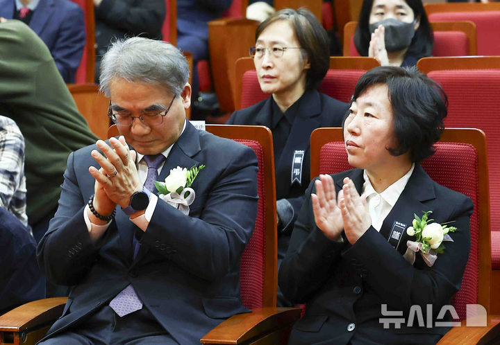 [서울=뉴시스] 김근수 기자 = 조한창(왼쪽), 정계선 헌법재판관이 2일 오전 서울 종로구 헌법재판소에서 열린 조한창, 정계선 헌법재판관 취임식을 마친 뒤 문형배 헌법재판소장 신년사를 듣고 박수를 치고 있다. 2025.01.02. ks@newsis.com