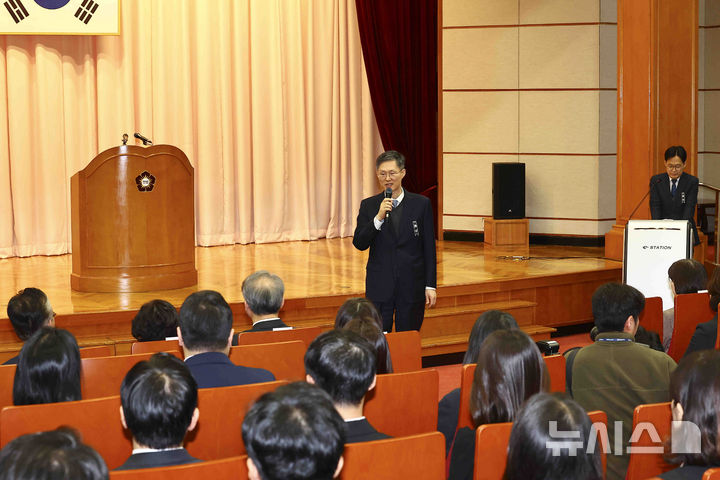 [서울=뉴시스] 김근수 기자 = 문형배 헌법재판소장 권한대행이 2일 오전 서울 종로구 헌법재판소에서 열린 조한창, 정계선 헌법재판관 취임식을 마치고 신년사를 하고 있다. 2025.01.02. ks@newsis.com