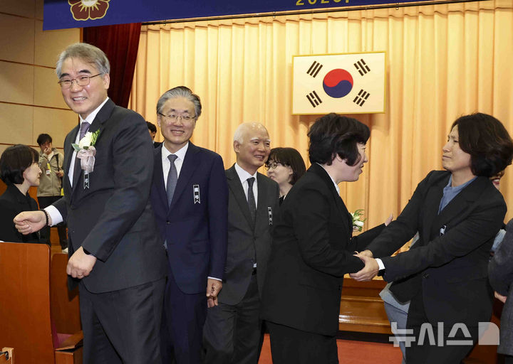 [서울=뉴시스] 김근수 기자 = 조한창(왼쪽), 정계선 헌법재판관이 2일 오전 서울 종로구 헌법재판소에서 열린 조한창, 정계선 헌법재판관 취임식을 마치고 직원들과 인사를 나누고 있다. 2025.01.02. ks@newsis.com