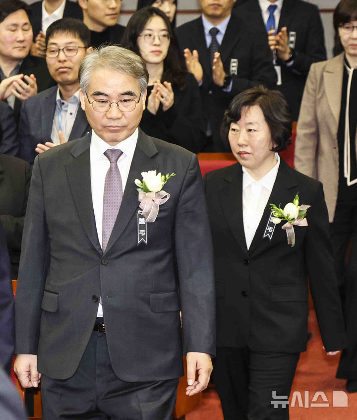 [서울=뉴시스] 김근수 기자 = 조한창(왼쪽), 정계선 헌법재판관이 2일 오전 서울 종로구 헌법재판소에서 열린 조한창, 정계선 헌법재판관 취임식에 참석하고 있다. 2025.01.02. ks@newsis.com