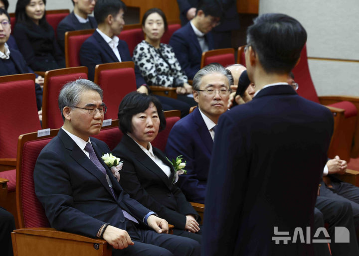 [서울=뉴시스] 김근수 기자 = 조한창(왼쪽), 정계선 헌법재판관이 2일 오전 서울 종로구 헌법재판소에서 열린 조한창, 정계선 헌법재판관 취임식을 마친 뒤 문형배 헌법재판소장 신년사를 듣고 있다. 2025.01.02. ks@newsis.com