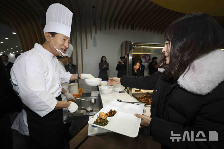 [서울=뉴시스] 김근수 기자 = 오세훈 서울시장이 2일 오전 서울시청 구내식당에서 열린 신년맞이 직원 격려 떡국 나눔행사에서 서울시청 직원들에게 떡국을 나눠주고 있다. 2025.01.02. ks@newsis.com