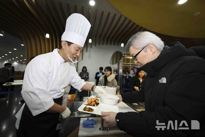 [서울=뉴시스] 김근수 기자 = 오세훈 서울시장이 2일 오전 서울시청 구내식당에서 열린 신년맞이 직원 격려 떡국 나눔행사에서 서울시청 직원들에게 떡국을 나눠주고 있다. 2025.01.02. ks@newsis.com