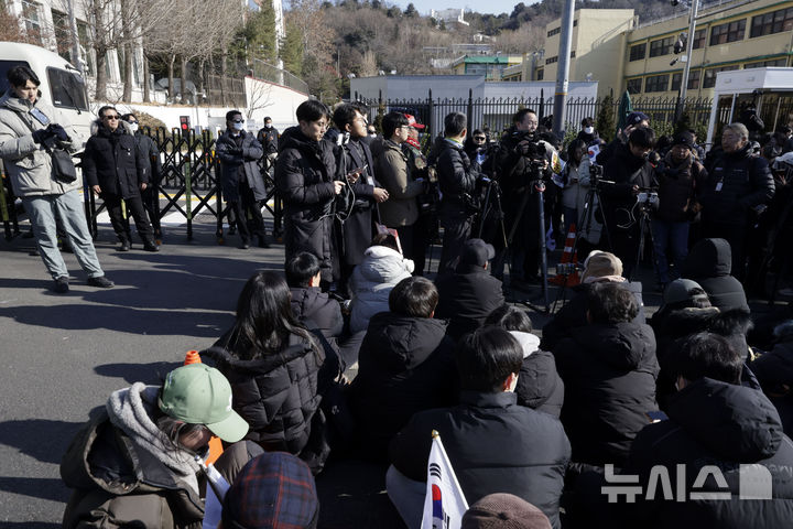 [서울=뉴시스] 최동준 기자 = 2일 서울 용산구 한남동 대통령 관저 입구에서 윤석열 대통령 지지자들이 공수처의 체포 집행에 반대하고 있다. 2025.01.02. photocdj@newsis.com