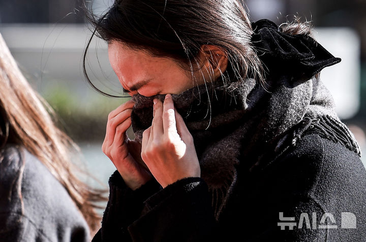 [서울=뉴시스] 정병혁 기자 = 2일 서울 중구 서울시청 앞에 마련된 제주항공 여객기 사고 희생자 합동분향소에서 한 조문객이 눈물을 닦고 있다. 2025.01.02. jhope@newsis.com