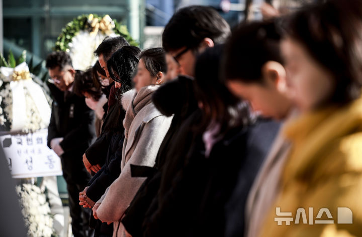 [서울=뉴시스] 정병혁 기자 = 2일 서울 중구 서울시청 앞에 마련된 제주항공 여객기 사고 희생자 합동분향소에서 조문객들이 묵념을 하고 있다. 2025.01.02. jhope@newsis.com