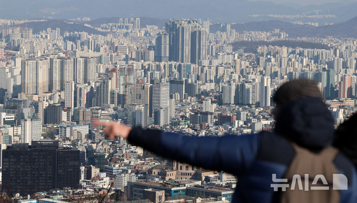 [서울=뉴시스] 이영환 기자 = 2일 오후 서울 중구 남산공원에서 아파트가 보이고 있다. 2025.01.02. 20hwan@newsis.com