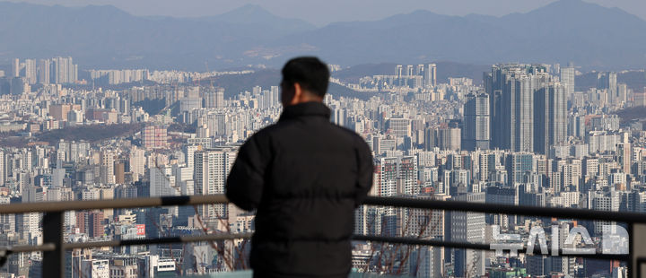 [서울=뉴시스] 이영환 기자 = 2일 오후 서울 중구 남산공원에서 아파트가 보이고 있다. 2025.01.02. 20hwan@newsis.com