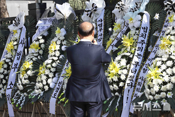 [서울=뉴시스] 김근수 기자 = 윤석열 대통령에 대한 체포영장을 발부한 서울서부지방법원 앞에 법원을 비난하는 근조화환이 설치된 2일 서울 마포구 서울서부지방법원 앞으로 한 시민이 사진을 찍고 있다. 2025.01.02. ks@newsis.com