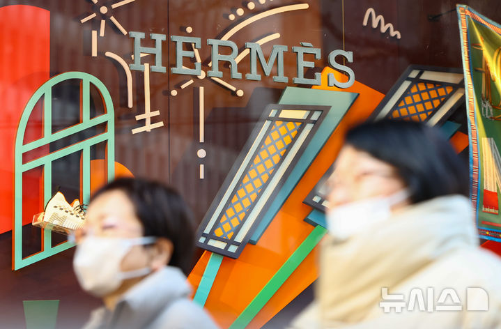 [서울=뉴시스] 황준선 기자 = 명품 브랜드 에르메스(Hermes)가 오는 3일부터 가방, 의류, 장신구 등의 제품 가격을 평균 10% 이상 인상할 것으로 알려졌다. 루이비통, 샤넬, 구찌, 프라다 등 주요 명품 브랜드들도 연초 주요 품목 가격을 인상할 전망이다. 사진은 2일 오전 서울 시내 한 에르메스 매장 모습. 2025.01.02. hwang@newsis.com