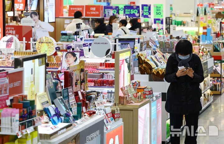 [서울=뉴시스] 황준선 기자 = 식품의약품안전처는 우리나라 화장품 산업 특성을 반영한 체계적 지원방안을 마련하기 위해 산업계의 화장품 안전성 평가제도 인식·준비 현황을 조사하고 제도 준비과정에서의 고충·지원 수요를 파악하기 위한 실태조사를 실시한다고 29일 밝혔다. 사진은 지난 1월 2일 서울 시내 화장품 매장의 모습. (해당 사진은 기사와 직접 관련이 없습니다.) 2025.01.02. hwang@newsis.com