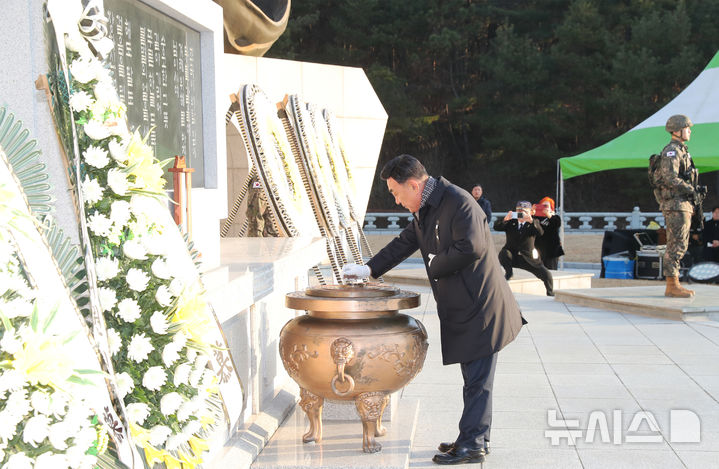 [울산=뉴시스] 배병수 기자 = 2일 울산 남구 울산대공원 내 현충탑에서 김두겸 울산시장이 2025년 을사년 새해를 맞아 현충탑 참배를 하고 있다.(사진=울산시청 제공). 2025.01.02.photo@newsis.com. *재판매 및 DB 금지