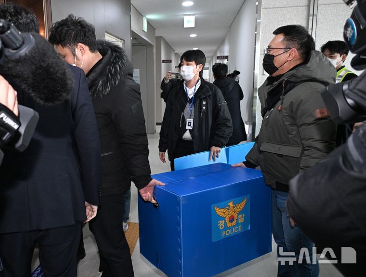 [무안=뉴시스] 김선웅 기자 = 2일 전남 무안군 무안국제공항 운영부 사무실에서 압수수색을 마친 경찰 관계자가 박스를 들고 나서고 있다. (공동취재) 2025.01.02. photo@newsis.com
