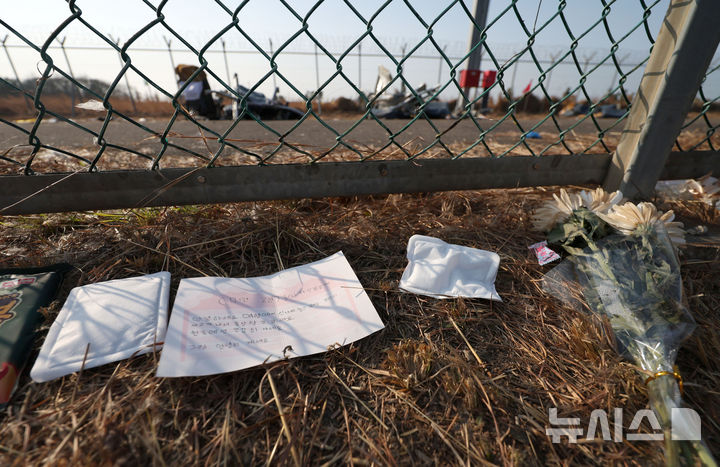 [무안=뉴시스] 김선웅 기자 = 2일 전남 무안국제공항 제주항공 여객기 참사 현장에 희생자들을 추모하는 메시지와 꽃 등이 놓여 있다. 2025.01.02. mangusta@newsis.com