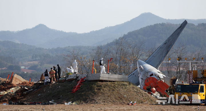 [무안=뉴시스] 김선웅 기자 = 2일 전남 무안국제공항 제주항공 여객기 참사 현장에서 항공·철도사고 조사위원회(ARAIB) 관계자들이 로컬라이저(방위각 표시 시설)가 설치된 콘크리트 둔덕을 조사하고 있다. 2025.01.02. mangusta@newsis.com