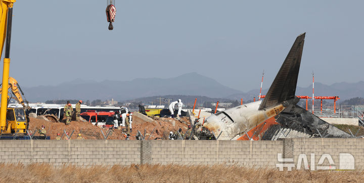 [무안=뉴시스] 김선웅 기자 = 2일 전남 무안국제공항 제주항공 여객기 참사 현장에서 항공·철도사고 조사위원회(ARAIB) 관계자들이 로컬라이저(방위각 표시 시설)가 설치된 콘크리트 둔덕을 조사하고 있다. 2025.01.02. mangusta@newsis.com