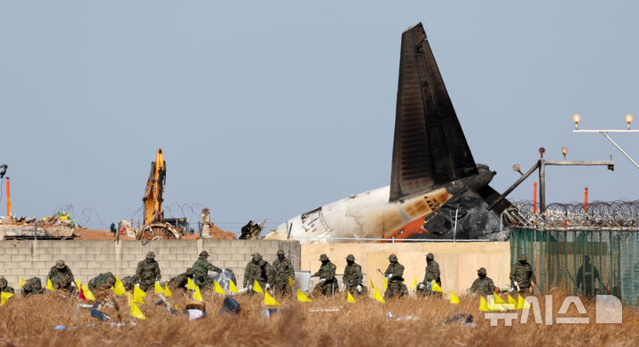 [무안=뉴시스] 김선웅 기자 = 2일 전남 무안국제공항 제주항공 여객기 참사 현장에서 군 장병들이 수색 작업을 진행하고 있다. 2025.01.02. mangusta@newsis.com