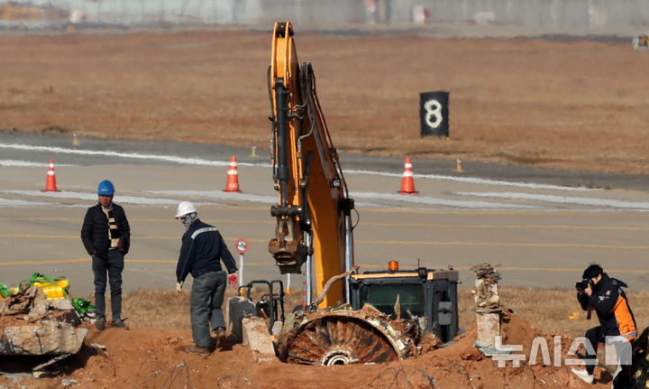 [무안=뉴시스] 김선웅 기자 = 2일 전남 무안국제공항 제주항공 여객기 참사 현장에서 로컬라이저(방위각 표시 시설)가 설치된 콘크리트 둔덕에 파묻혀 있던 엔진이 모습을 드러내고 있다. 2025.01.02. mangusta@newsis.com