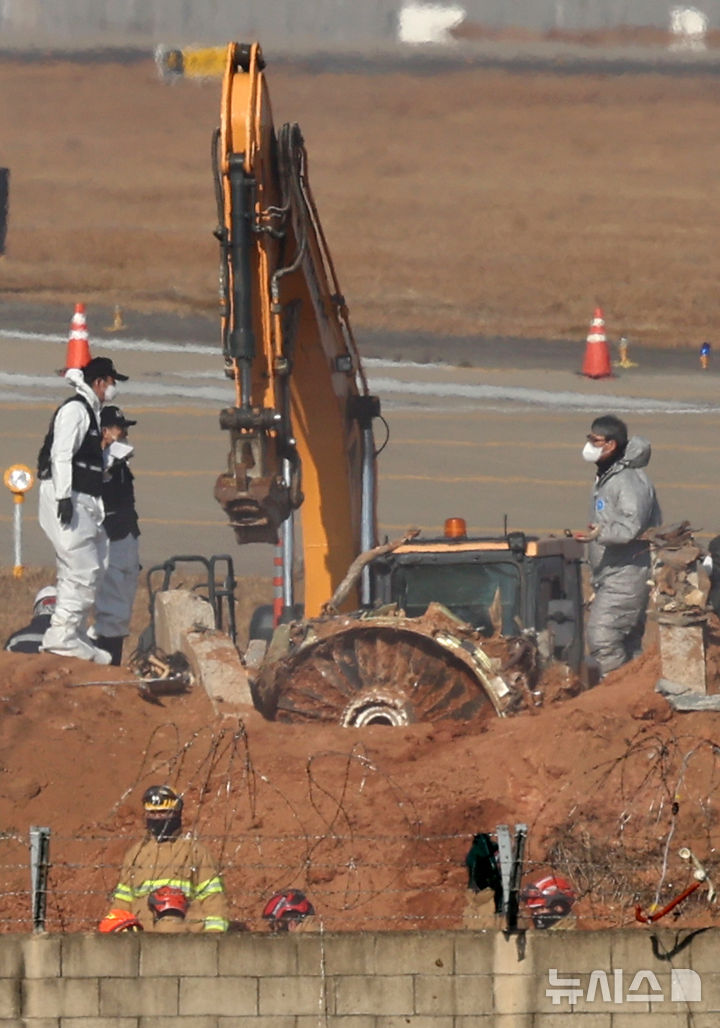 [무안=뉴시스] 김선웅 기자 = 2일 전남 무안국제공항 제주항공 여객기 참사 현장에서 로컬라이저(방위각 표시 시설)가 설치된 콘크리트 둔덕에 파묻혀 있던 엔진이 모습을 드러내고 있다. 2025.01.02. mangusta@newsis.com