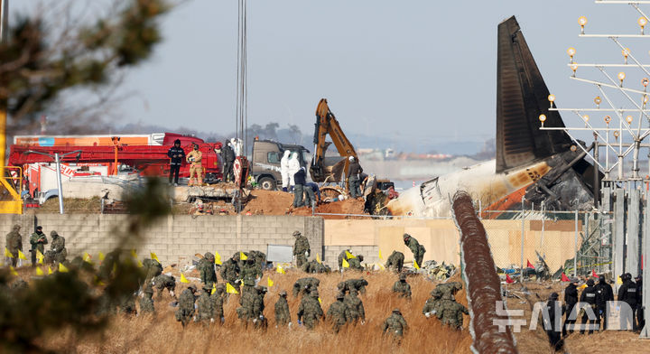 [무안=뉴시스] 김선웅 기자 = 2일 전남 무안국제공항 제주항공 여객기 참사 현장에서 로컬라이저(방위각 표시 시설)가 설치된 콘크리트 둔덕에 파묻혀 있던 엔진이 모습을 드러내고 있다. 2025.01.02. mangusta@newsis.com