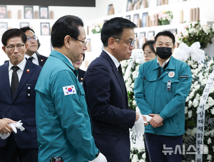 [무안=뉴시스] 조수정 기자 = 최상목 대통령 권한대행 부총리 겸 기획재정부 장관이 2일 전남 무안국제공항에 마련된 제주항공 여객기 참사 희생자 합동분향소를 찾아 조문 뒤 이동하고 이동하고 있다. 2025.01.02. chocrystal@newsis.com