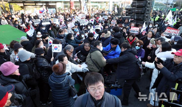 [서울=뉴시스] 추상철 기자 = 2일 오후 서울 용산구 한남동 대통령 관저 인근에서 윤석열 즉각체포 촉구 긴급행동의 집회 주최측이 무대 설치 중 윤 대통령 탄핵을 반대하는 지지자들과 충돌하고 있다. 2025.01.02. scchoo@newsis.com