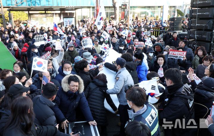 [서울=뉴시스] 추상철 기자 = 2일 오후 서울 용산구 한남동 대통령 관저 인근에서 윤석열 즉각체포 촉구 긴급행동의 집회 주최측이 무대 설치 중 윤 대통령 탄핵을 반대하는 지지자들과 충돌하고 있다. 2025.01.02. scchoo@newsis.com