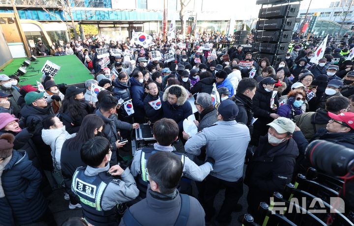 [서울=뉴시스] 추상철 기자 = 2일 오후 서울 용산구 한남동 대통령 관저 인근에서 윤석열 즉각체포 촉구 긴급행동의 집회 주최측이 무대 설치 중 윤 대통령 탄핵을 반대하는 지지자들과 충돌하고 있다. 2025.01.02. scchoo@newsis.com