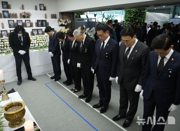 [무안=뉴시스] 조수정 기자 = 최상목 대통령 권한대행 부총리 겸 기획재정부 장관이 2일 전남 무안국제공항에 마련된 제주항공 여객기 참사 희생자 합동분향소를 조문, 헌화 뒤 묵념하고 있다. 2025.01.02. chocrystal@newsis.com