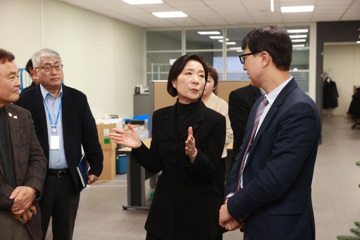 [서울=뉴시스] 오영주 중소벤처기업부 장관이 지난 2일 경기 화성시에 위치한 수출 중소기업 넥스틴을 방문해 박태훈 대표와 생산 시설을 둘러보며 대화하고 있다. (사진=중소벤처기업부 제공) 2025.01.07. photo@newsis.com *재판매 및 DB 금지