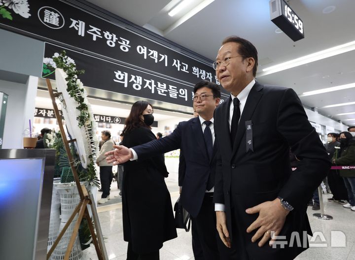 [무안=뉴시스] 김선웅 기자 = 권영세 국민의힘 비상대책위원장이 2일 오후 전남 무안군 무안국제공항을 방문해 제주항공 여객기 참사 희생자 합동분향소로 향하고 있다. (공동취재) 2025.01.02. photo@newsis.com