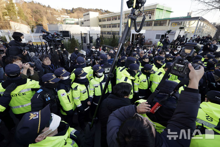 [서울=뉴시스] 최동준 기자 = 2일 서울 용산구 한남동 대통령 관저 입구에서 경찰이 해산 요구에 불응한 윤석열 대통령 지지자들을 강제 해산시키고 있다. 2025.01.02. photocdj@newsis.com