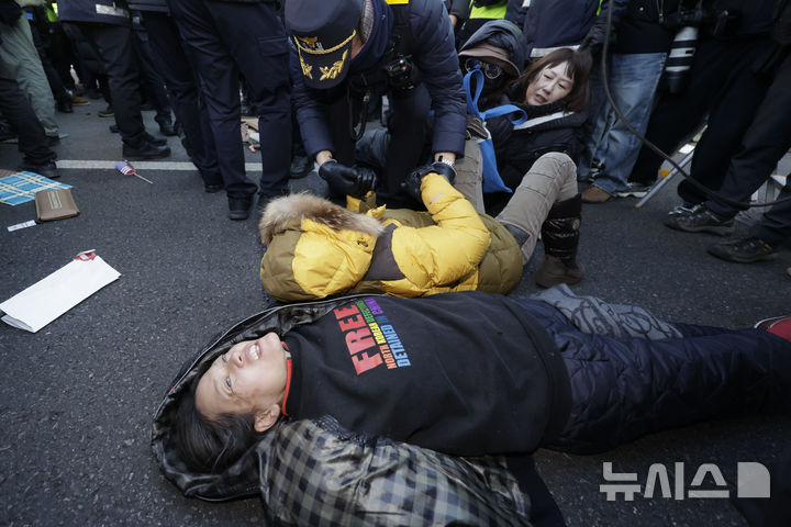 [서울=뉴시스] 최동준 기자 = 2일 서울 용산구 한남동 대통령 관저 입구에서 경찰이 해산 요구에 불응한 윤석열 대통령 지지자들을 강제 해산시키고 있다. 2025.01.02. photocdj@newsis.com