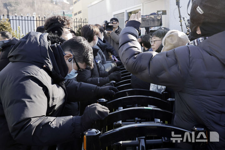 [서울=뉴시스] 최동준 기자 = 2일 서울 용산구 한남동 대통령 관저 인근에서 대통령 경호처 직원들이 경계 근무를 서고 있다. 2025.01.02. photocdj@newsis.com