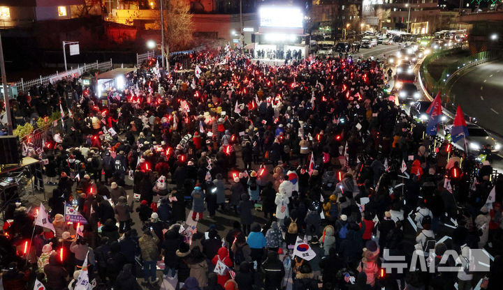 [서울=뉴시스] 추상철 기자 = 2일 오후 서울 용산구 한남동 대통령 관저 인근에서 윤석열 대통령 지지자들이 공수처의 체포 집행에 반대하는 집회를 하고 있다. 2025.01.02. scchoo@newsis.com