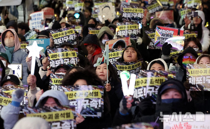 [서울=뉴시스] 추상철 기자 = 2일 오후 서울 용산구 한남동 대통령 관저 인근에서 윤석열 즉각체포·사회대개혁 비상행동의 집회 참가자가 구호를 외치고 있다. 2025.01.02. scchoo@newsis.com