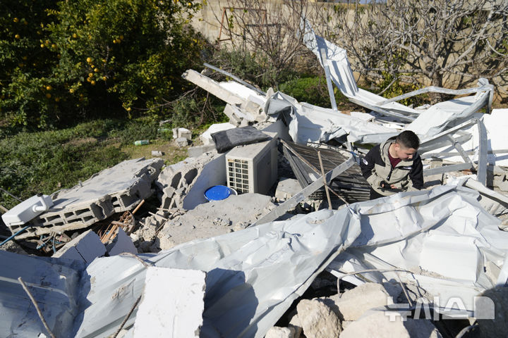 [발아=AP/뉴시스] 1월 2일(현지시각) 요르단강 서안지구 발아 마을에서 한 청년이 이스라엘군에 의해 파괴된 주택 잔해를 살펴보고 있다. 2025.01.21.