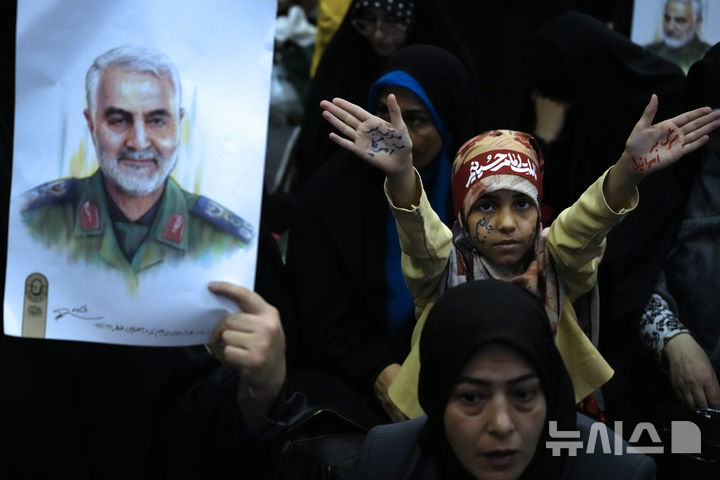 [테헤란=AP/뉴시스] 2일(현지시간) 이란 테헤란에 있는 이맘 호메이니 모스크에서 이란 혁명수비대 정예 쿠드스군 사령관 가셈 솔레이마니 장군의 5주기 추모 집회가 열렸다. 솔레이마니는 2020년 1월3일 이라크 바그다드에서 미국의 드론 공격으로 사망했다. 2025.01.03.