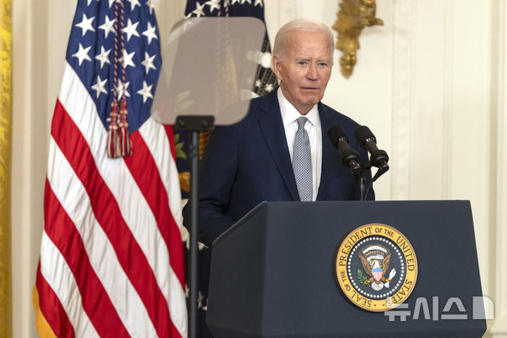 [AP/뉴시스] 조 바이든 대통령은 3일 백악관에서 한국전 참전용사 5명을 포함해 7명에게 '명예의 메달'을 수여한다. 사진은 전날 2일 '대통령 시민 메달'을 수여하면서 축하 말을 하고 있다. 