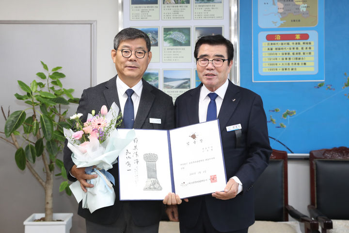 [보령] 왼쪽부터 보령축제관광재단 제3대 이용열 대표이사와 김동일 보령시장. (사진=보령시청 제공) 2024.01.03. *재판매 및 DB 금지