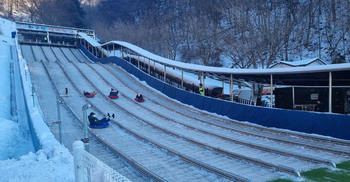 [증평=뉴시스] 충북 증평군 좌구산 겨울 썰매장 모습. (사진=증평군 제공) photo@newsis.com *재판매 및 DB 금지