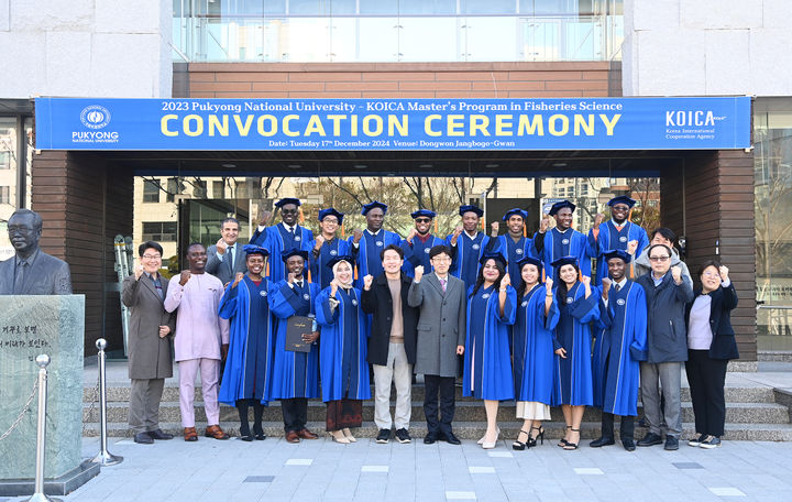 [부산=뉴시스] 국립부경대학교는 최근 부산 남구 대연캠퍼스 동원장보고관에서 글로벌 학위과정인 '2024년 국제수산과학협동과정'의 학위수여식을 개최했다고 3일 밝혔다. (사진=부경대 제공) 2025.01.03. photo@newsis.com *재판매 및 DB 금지