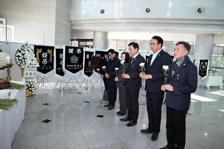 [전주=뉴시스] 진안군의회 소속 의원들이 지난 2일 전북특별자치도청에 마련된 제주항공 여객기 사고 합동 분향소를 찾아 조문하고 있다. (사진=진안군 제공) 2025.01.03. photo@newsis.com *재판매 및 DB 금지