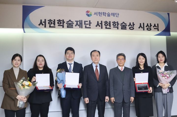 왼쪽부터 서현학술상 회계부문 우수상 수상자 박소희 교수, 조미옥 교수, 세무부분 우수상 수상자 한병기 연구자, 학술재단 강성원 이사장, 심사위원장 윤태화 교수, 최우수상 수상자 정희선 교수, 이유진 교수가 기념촬영을 하고 있다. (사진=서현회계법인 제공) *재판매 및 DB 금지