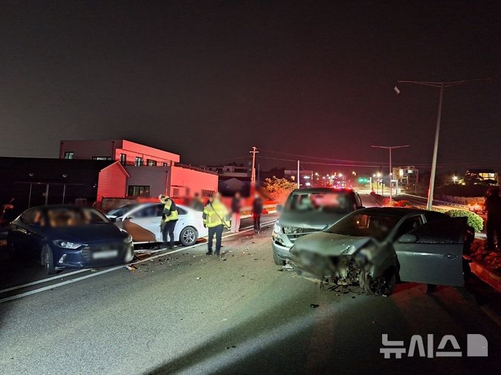 [제주=뉴시스] 2일 오후 제주시 애월읍 수산저수지 인근 도로에서 차량 추돌 사고가 발생해 경찰과 소방당국이 수습에 나서고 있다. (사진=제주소방안전본부 제공) 2025.01.03. photo@newsis.com 